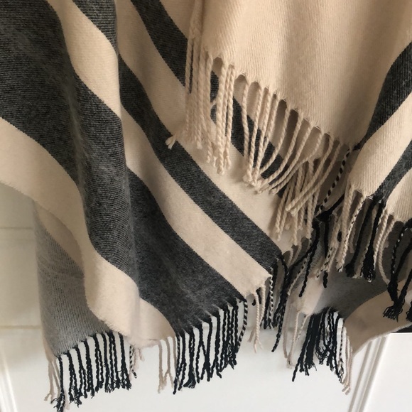 Comfy soft poncho from asos with fringe - Picture 2 of 3